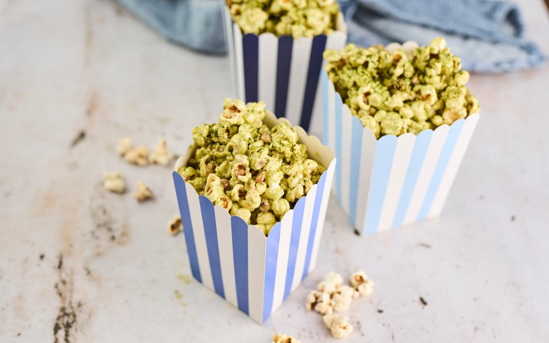 Popcorn with matcha and white chocolate